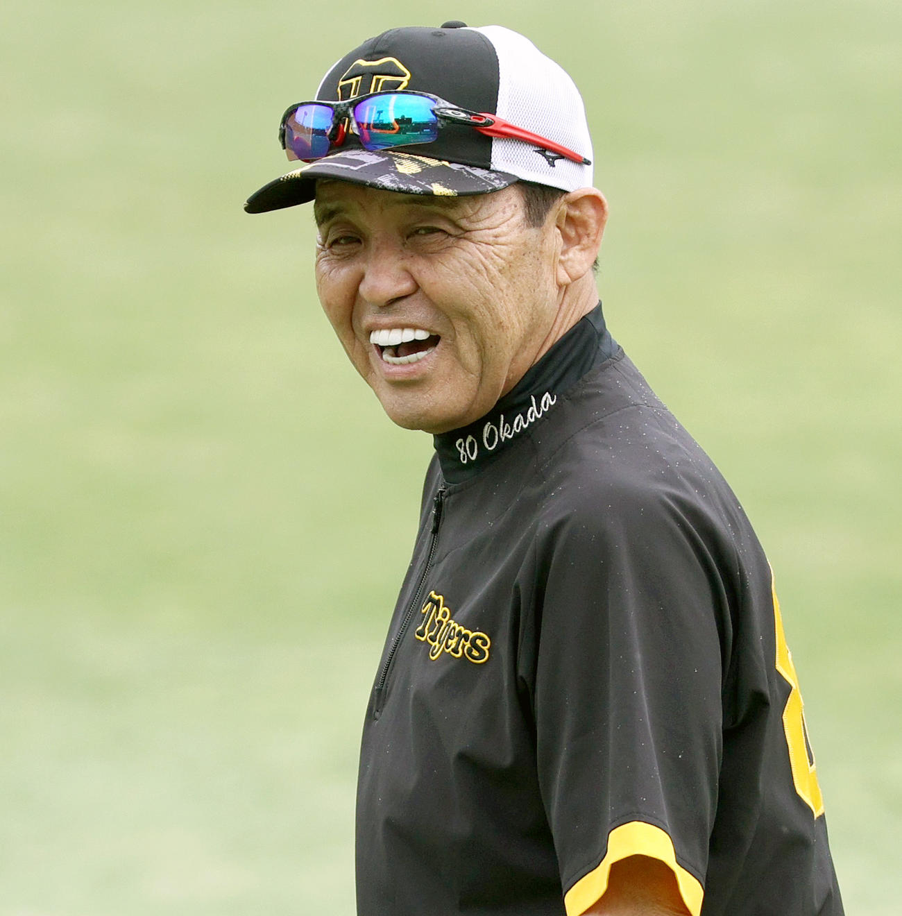 練習を見守る岡田監督（撮影・上山淳一）