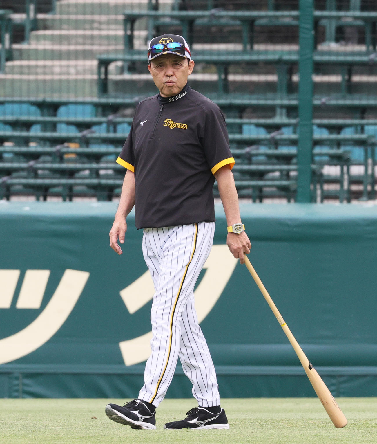 練習を見守る岡田監督（撮影・上山淳一）