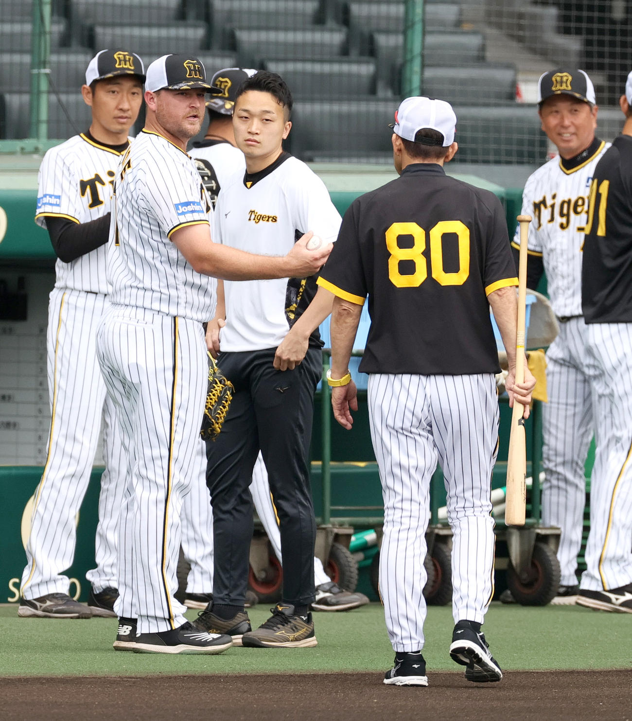 阪神岡田監督（手前）はノイジー（左から2人目）に話しかける（撮影・上山淳一）