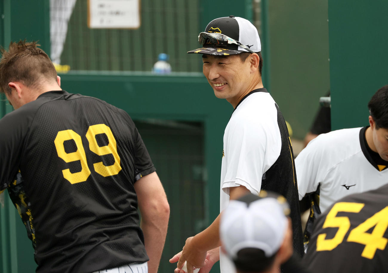 阪神岩崎（右）はリラックスした表情でビーズリーと話す（撮影・上山淳一）