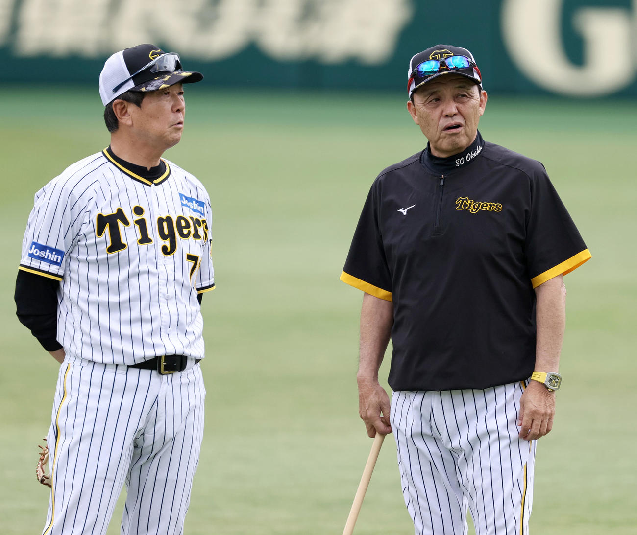 練習を見守る岡田監督（右）と平田ヘッドコーチ（撮影・上山淳一）