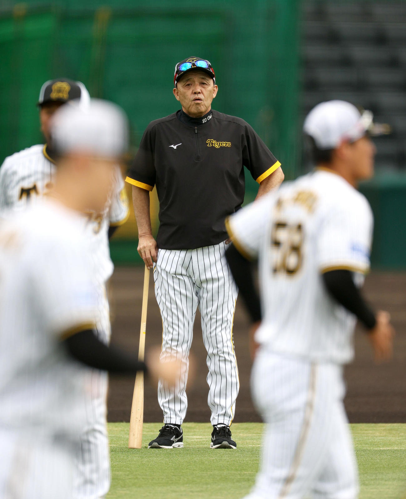 阪神岡田監督（中央）は練習を見守る（撮影・上山淳一）