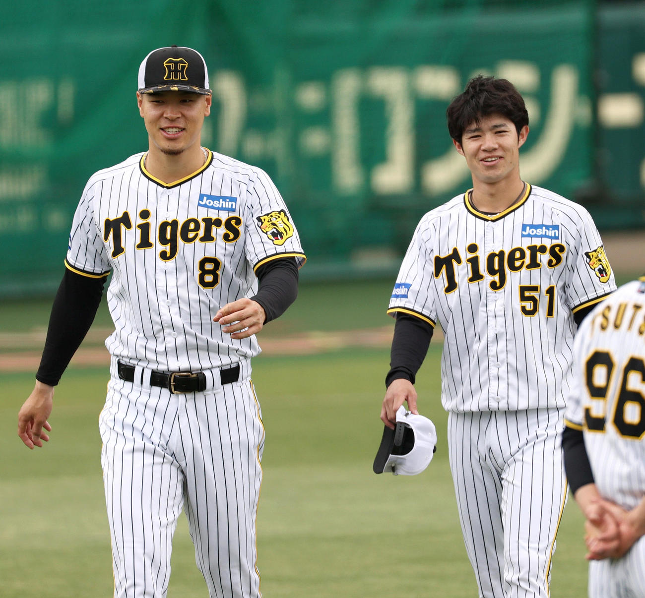 笑顔で移動する阪神佐藤輝（左）と中野（撮影・上山淳一）