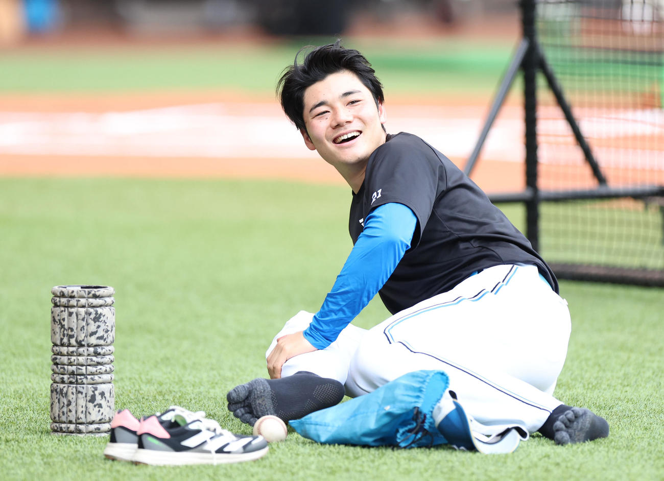 練習前、笑顔を見せる日本ハム清宮（撮影・佐藤翔太）