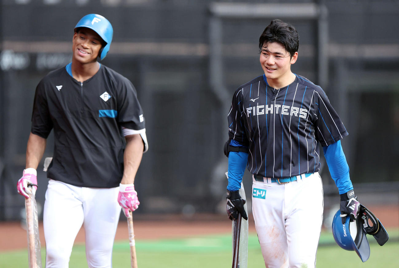 練習を終え引き揚げる日本ハム万波（左）と清宮（撮影・佐藤翔太）