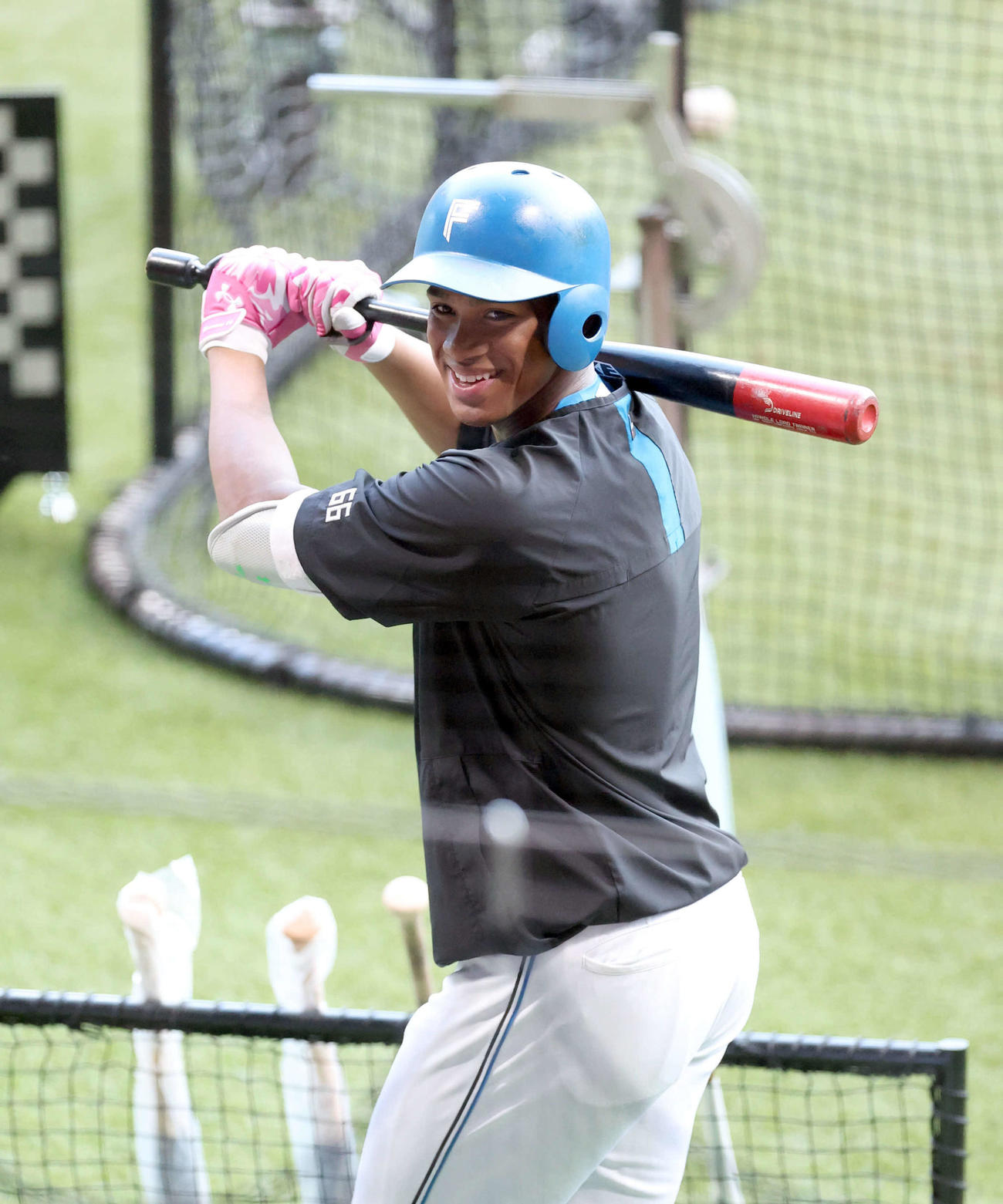 打撃練習をする日本ハム万波（撮影・佐藤翔太）