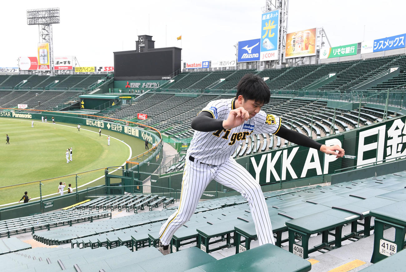 アルプススタンドを駆け上がる阪神才木（撮影・前岡正明）