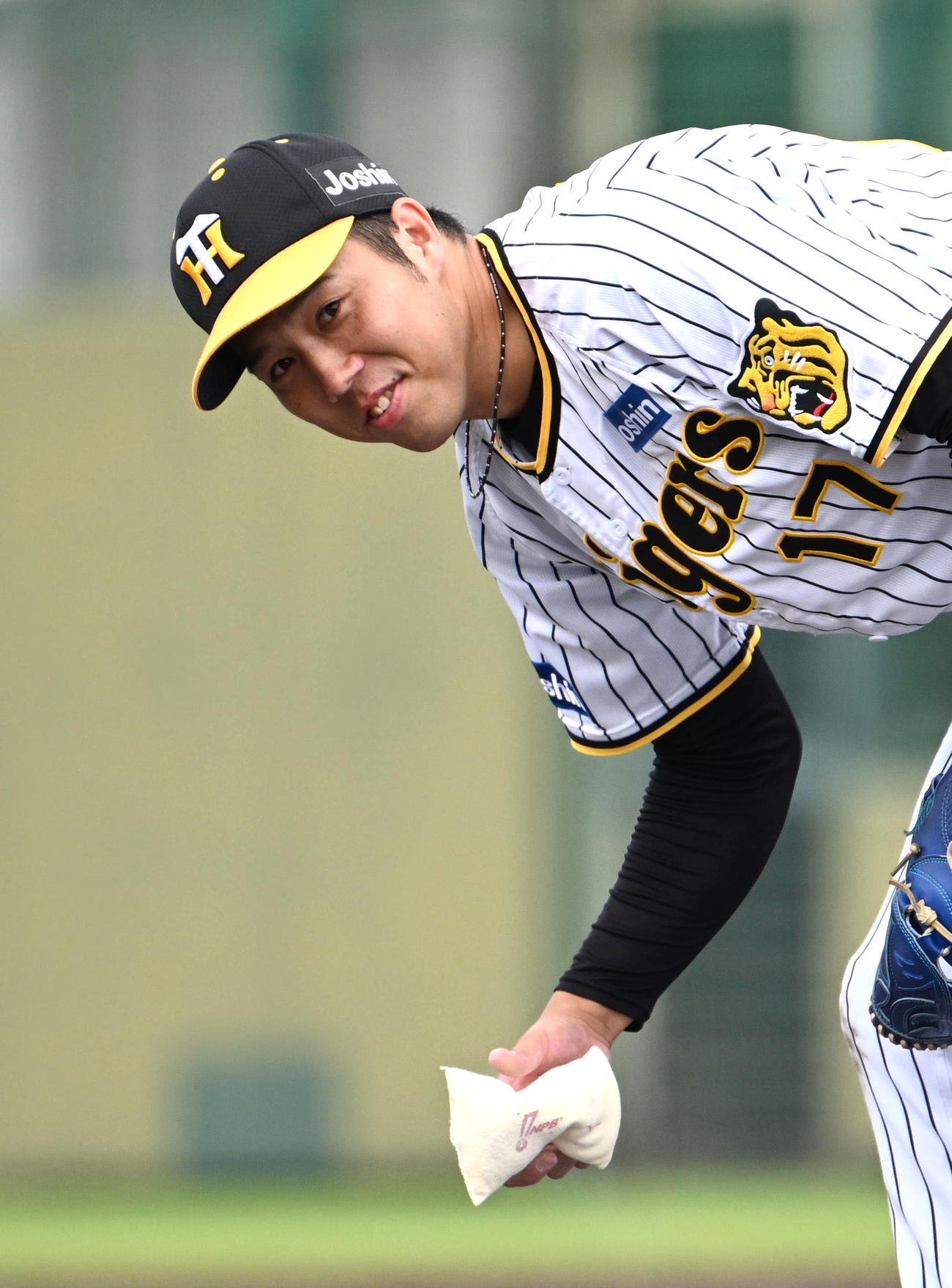 阪神対オリックス　4回表オリックス1死一塁、青柳は森下の好捕に笑みを見せる（撮影・石井愛子）