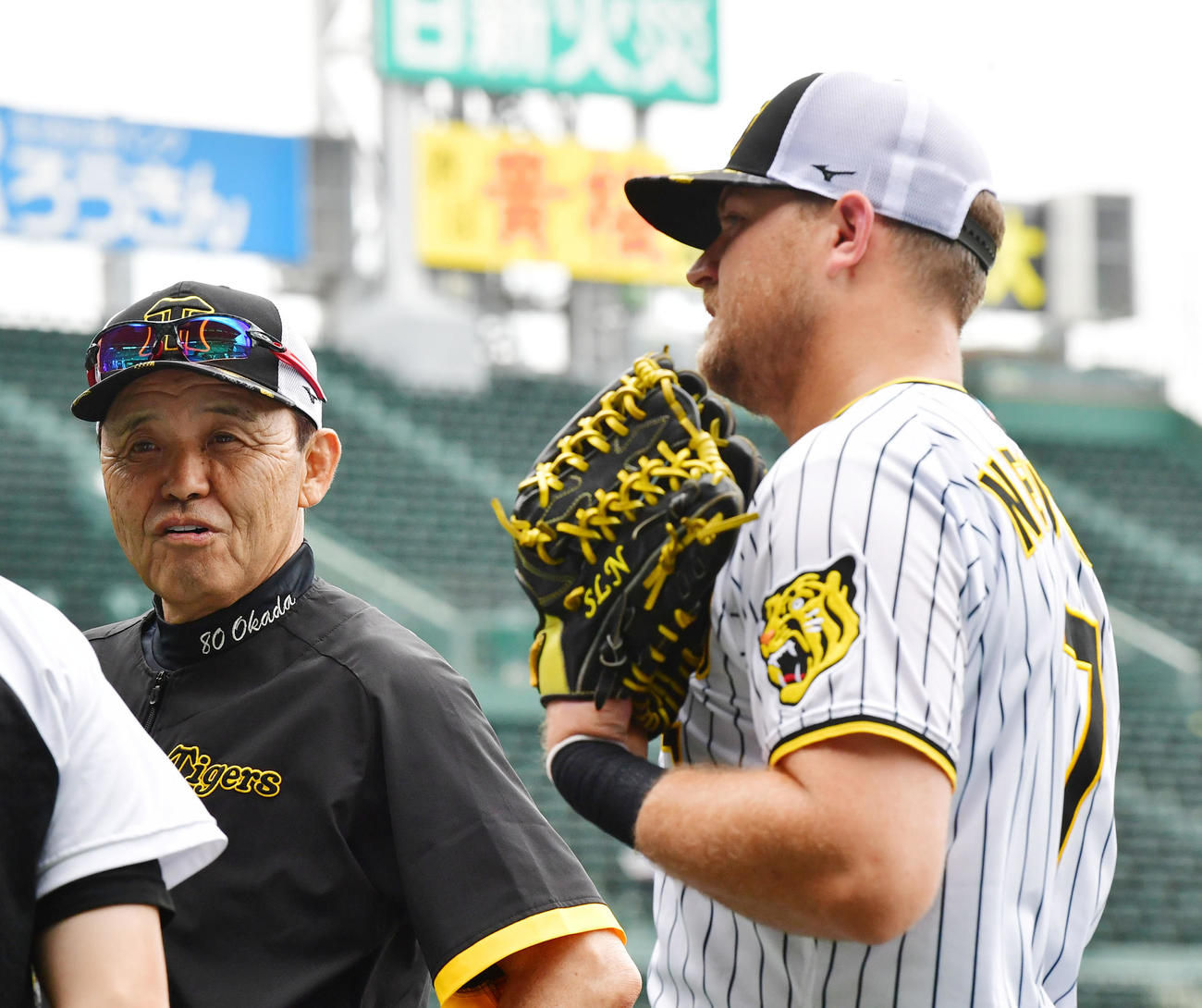 ノイジー（右）と話す阪神岡田監督（撮影・前岡正明）
