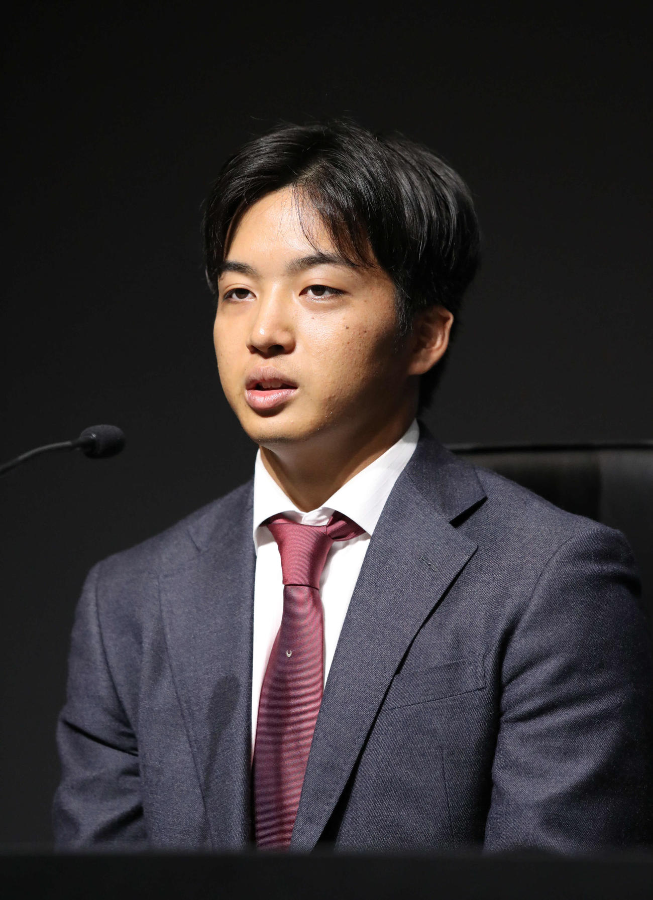 中日からトレードで日本ハムに入団し会見に臨む山本（撮影・佐藤翔太）