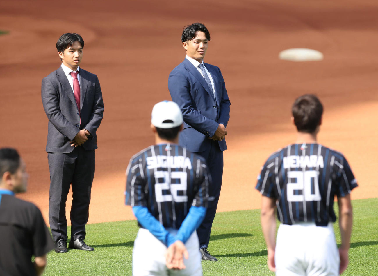 中日からトレードで日本ハムに入団しナインにあいさつをする山本（左後方）と郡司（撮影・佐藤翔太）