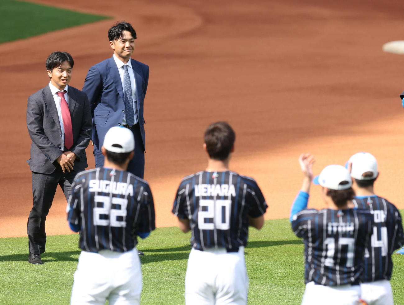 中日からトレードで日本ハムに入団しナインにあいさつをする山本（左）と郡司（撮影・佐藤翔太）