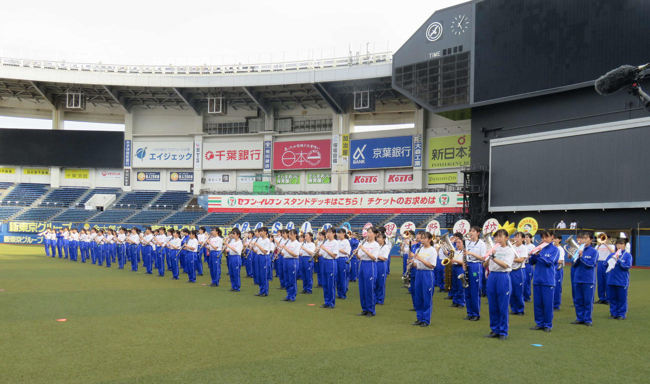 23日のパフォーマンスに向けてZOZOマリンでリハーサルを行う習志野高吹奏楽部