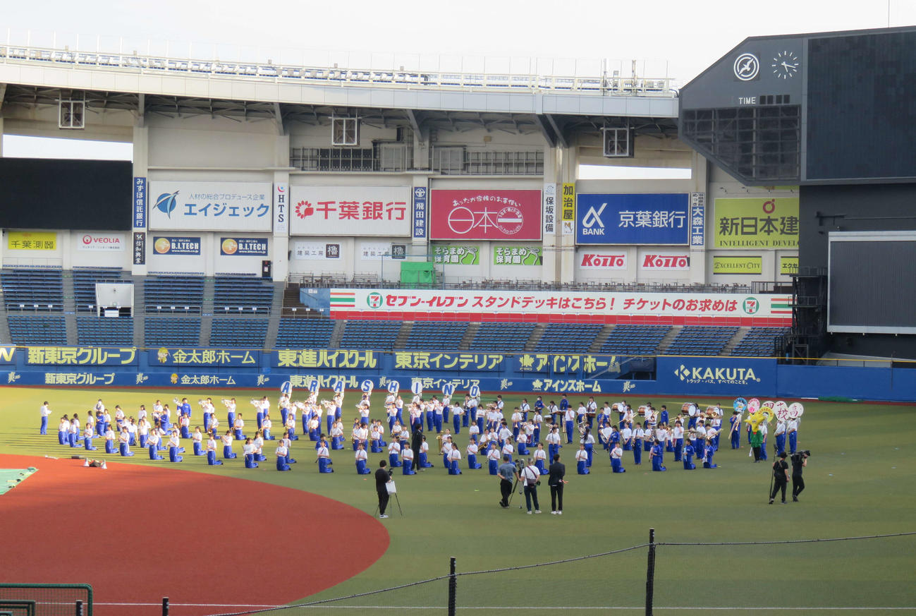 23日のパフォーマンスに向けてZOZOマリンでリハーサルを行う習志野高吹奏楽部