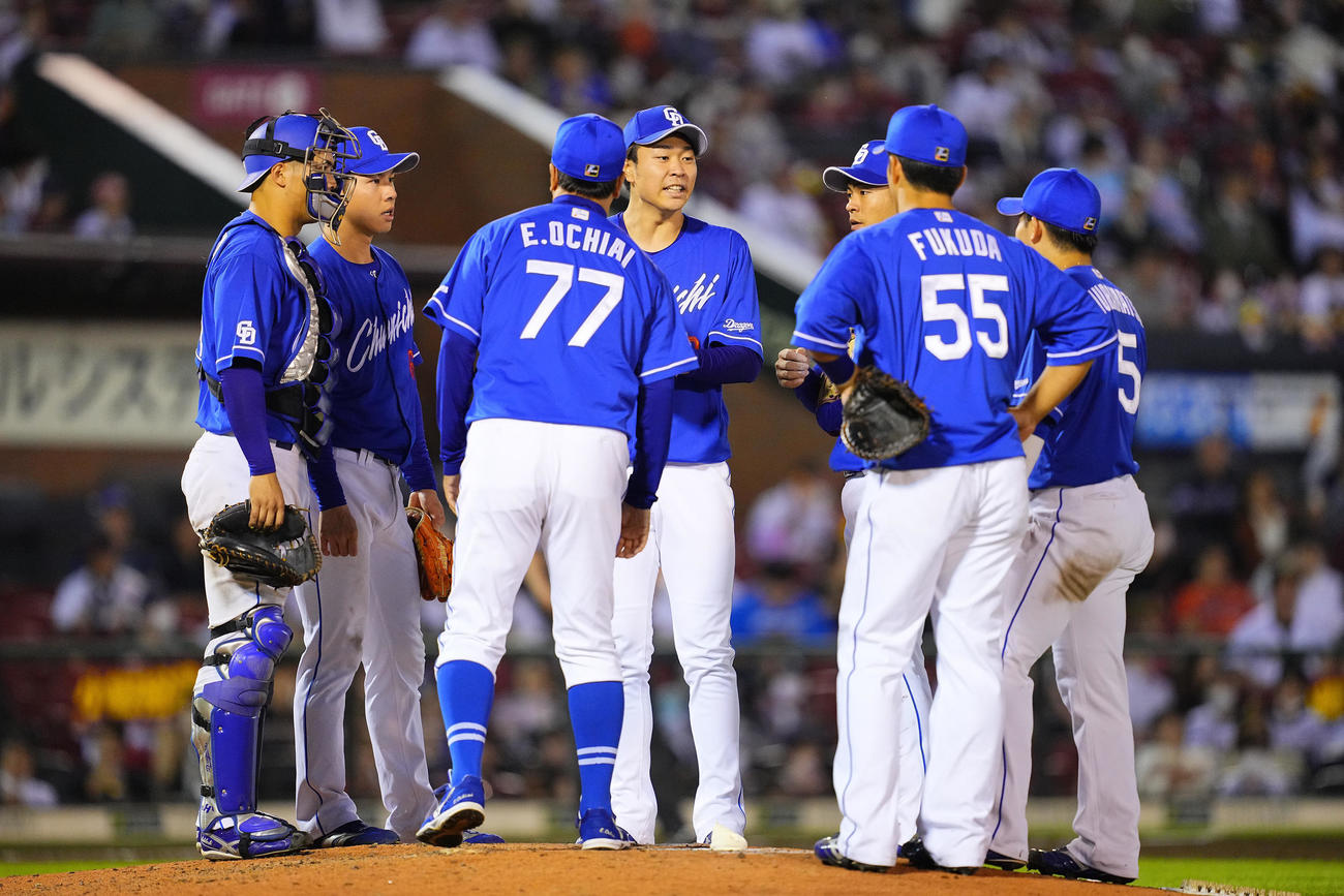 楽天対中日　7回裏楽天1死一、三塁、この日初めてマウンドでナインやコーチと話す高橋宏（中央）（撮影・垰建太）