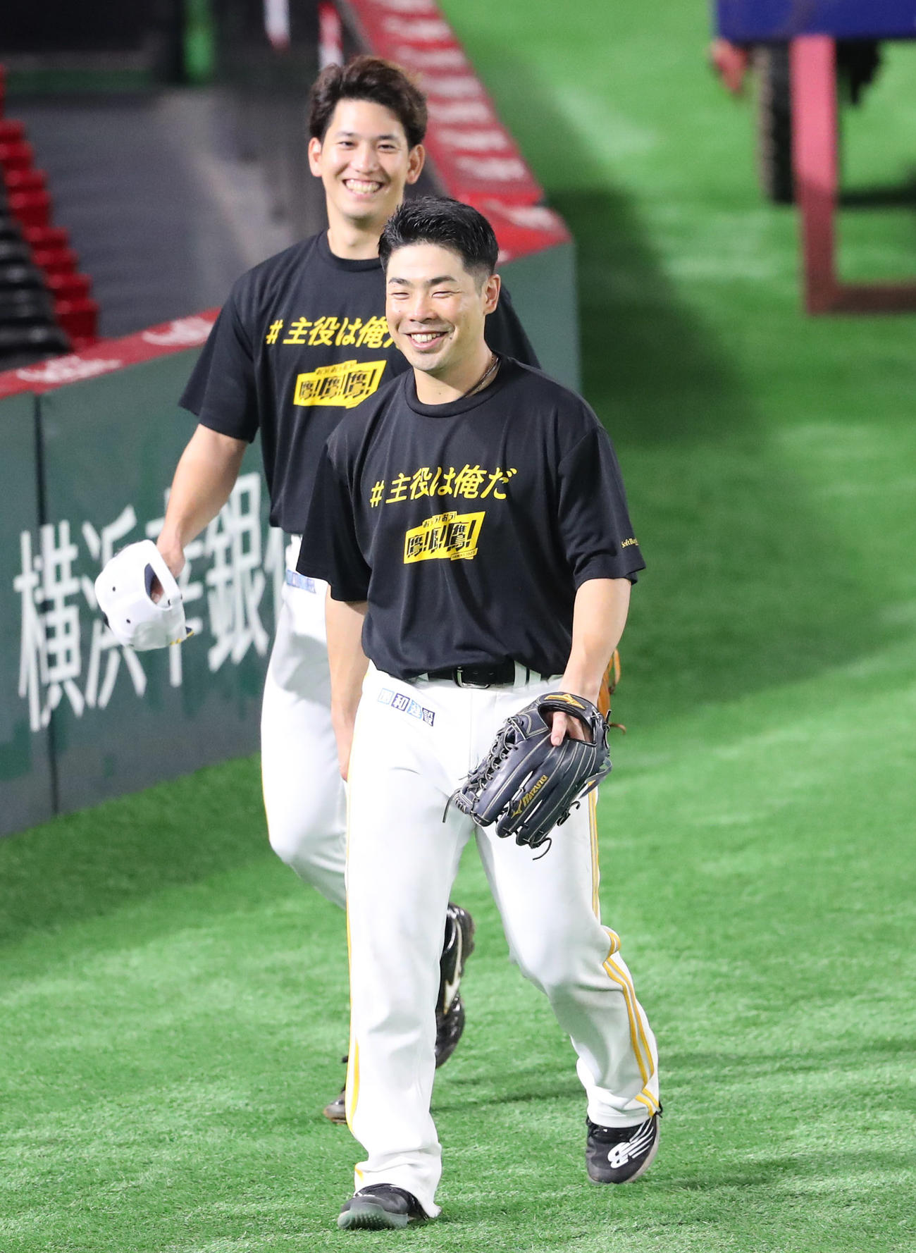 笑顔で守備練習に向かう近藤と栗原（後方）（撮影・梅根麻紀）