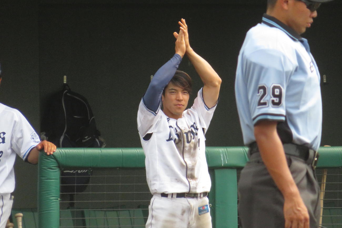 満塁弾を放つ一方、ベンチ内も率先して盛り上げる西武山野辺（撮影・金子真仁）