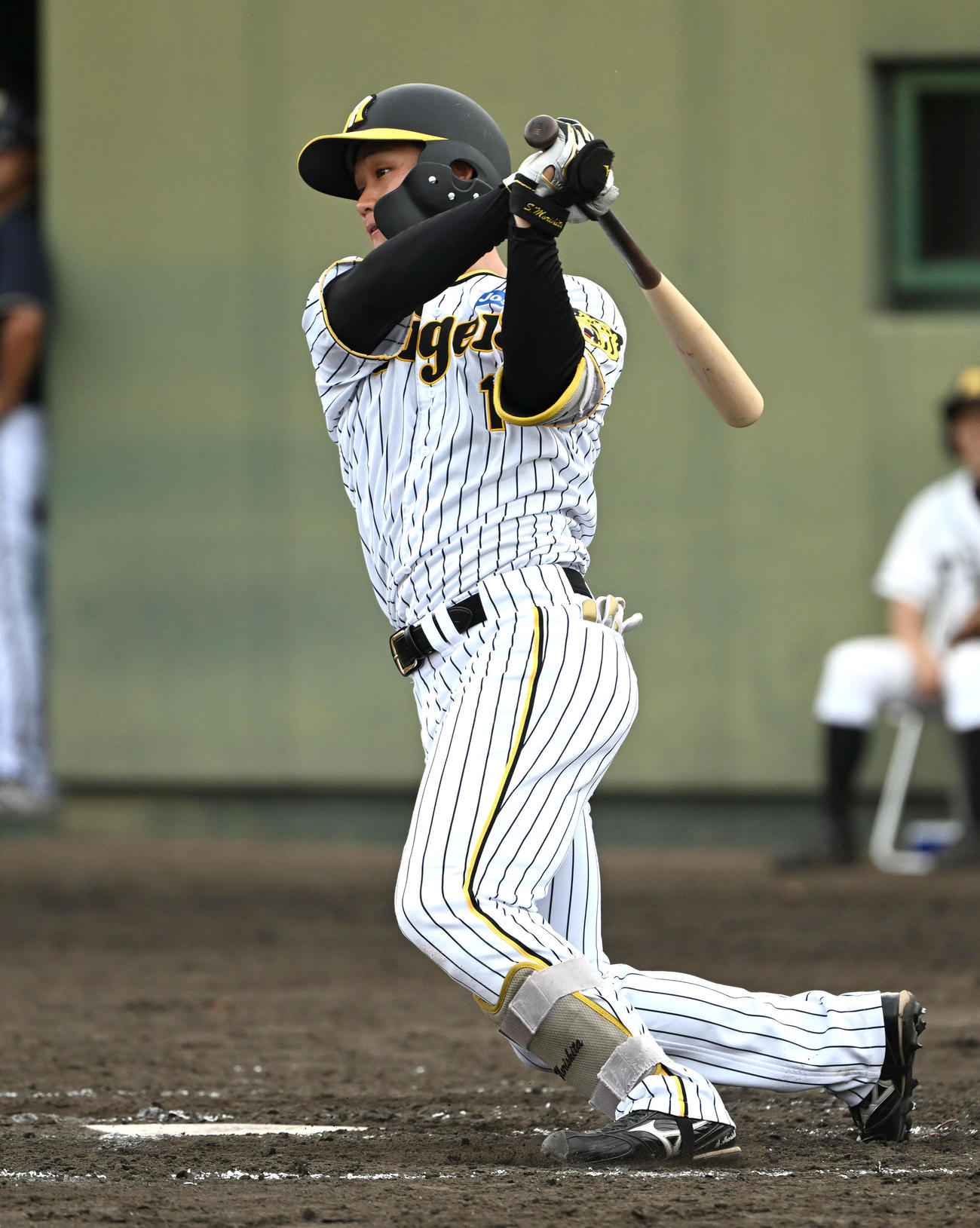 阪神対オリックス　4回裏阪神無死、森下は左前へ安打を放つ（撮影・石井愛子）