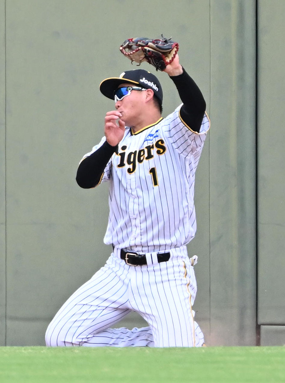 阪神対オリックス　4回表オリックス1死一塁、森下は来田の右飛を好捕する（撮影・石井愛子）