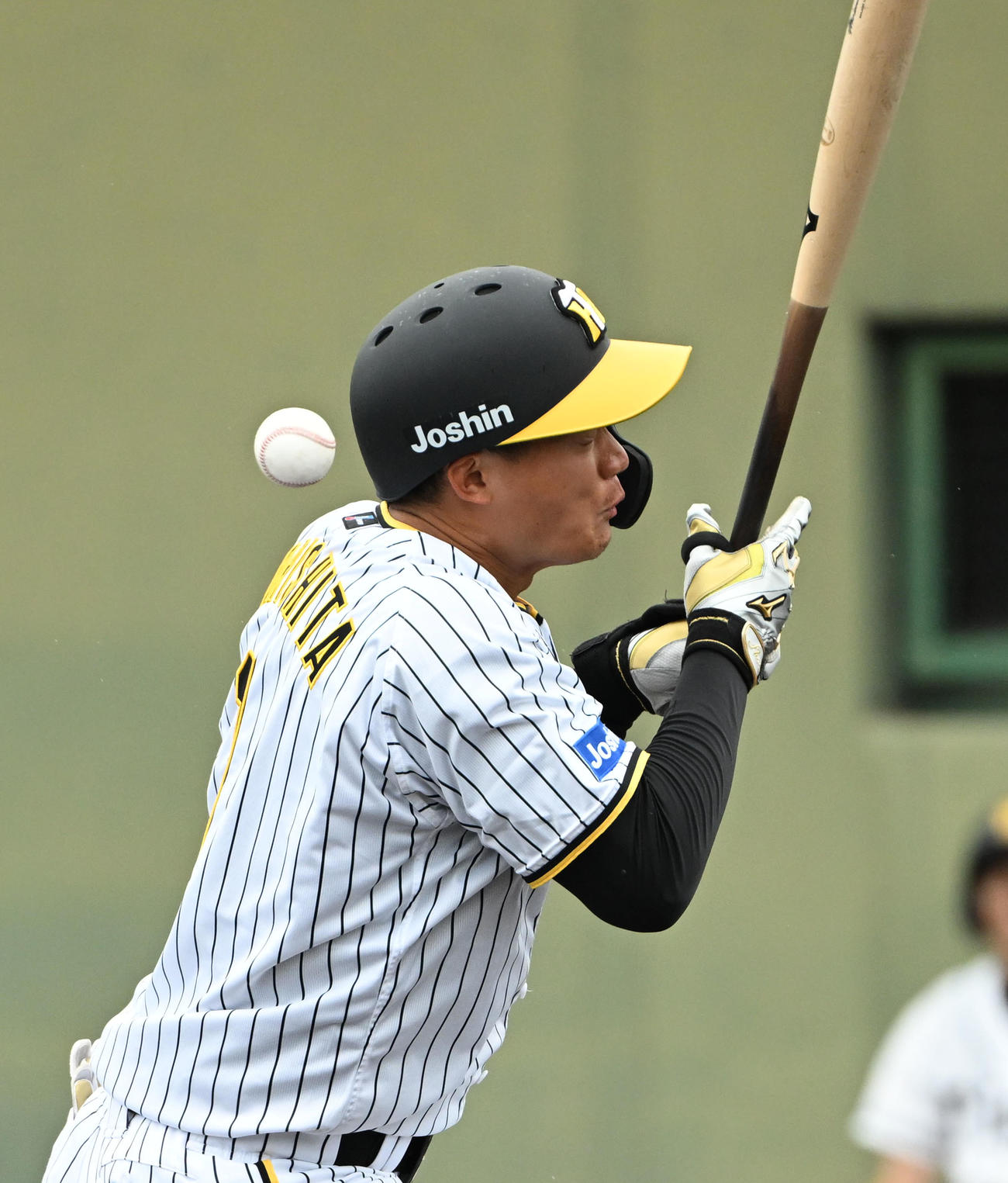 阪神対オリックス　9回裏阪神無死一塁、森下は左肩に死球を受ける（撮影・石井愛子）
