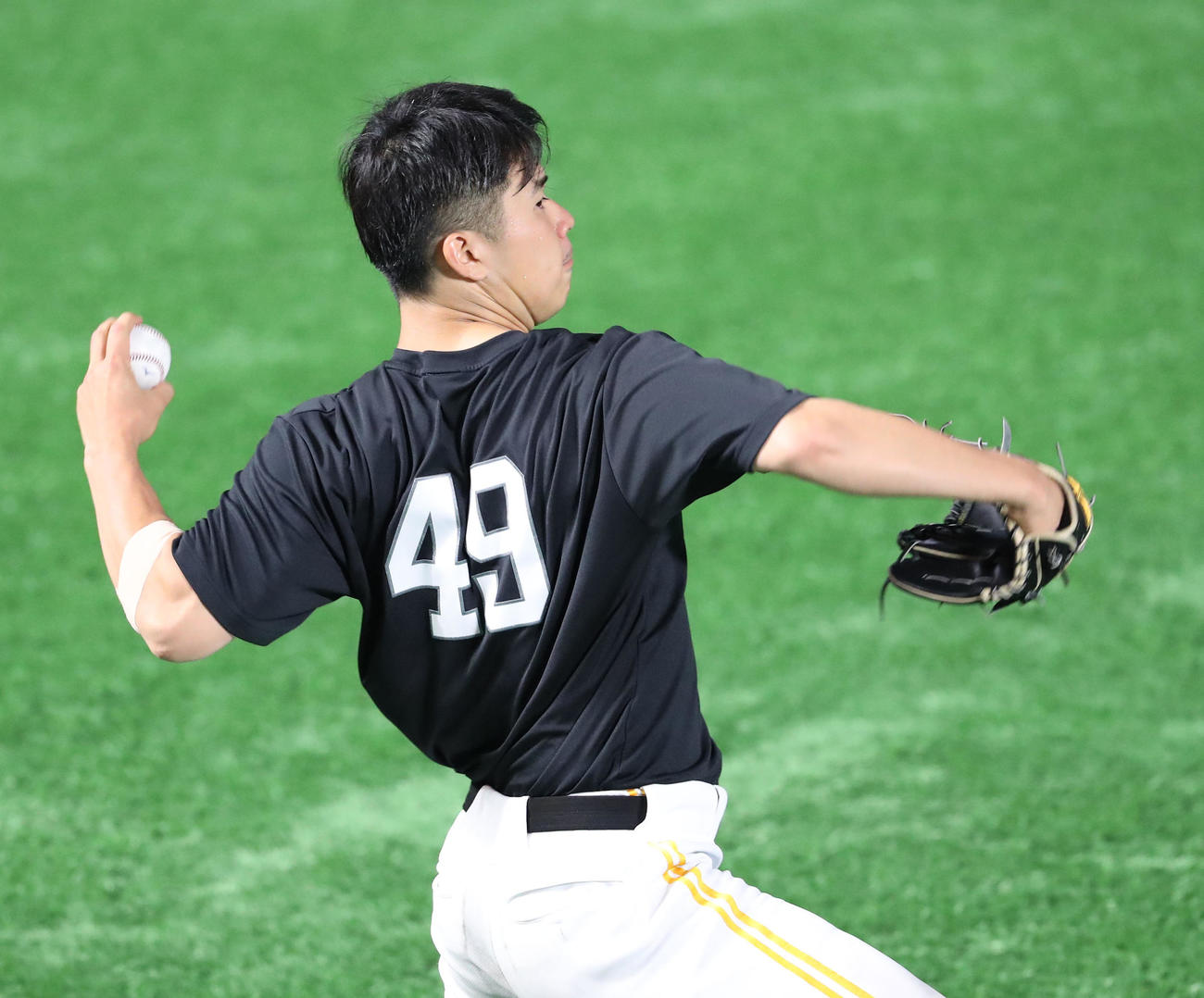 キャッチボールで調整する松本晴（撮影・梅根麻紀）
