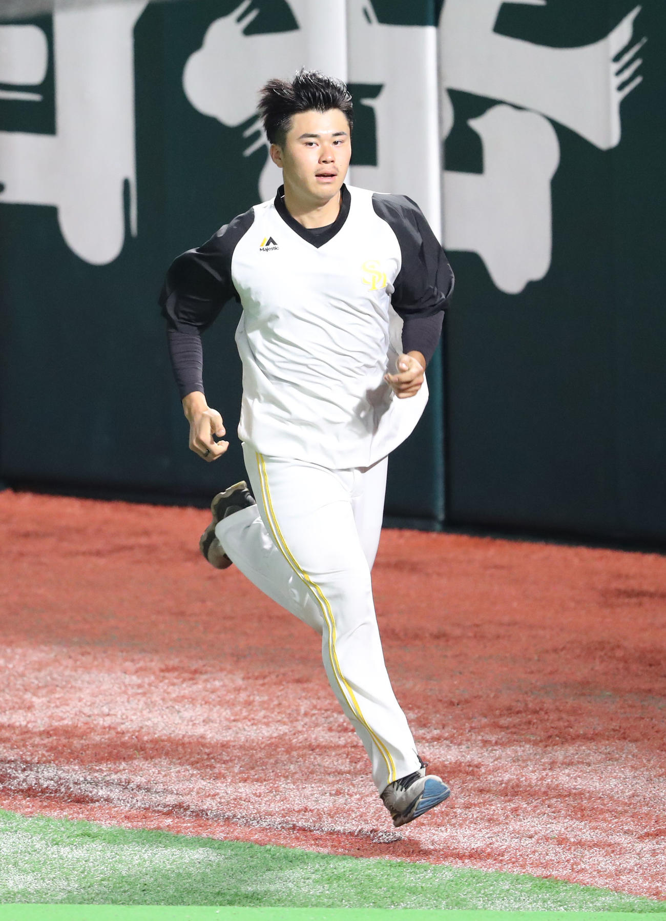 インターバル走で汗を流す松本晴（撮影・梅根麻紀）