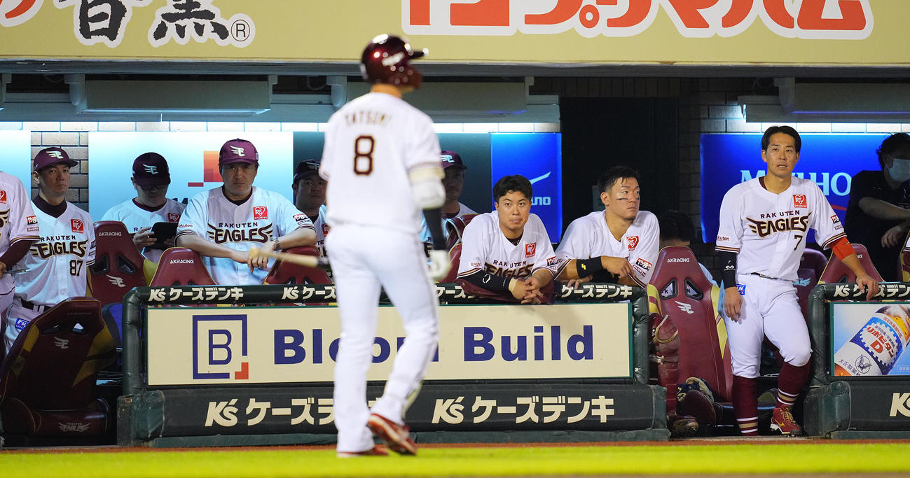 楽天対中日　9回裏楽天1死、辰己（8番）が空振り三振に倒れ厳しい表情の石井監督（左から3人目）（撮影・垰建太）