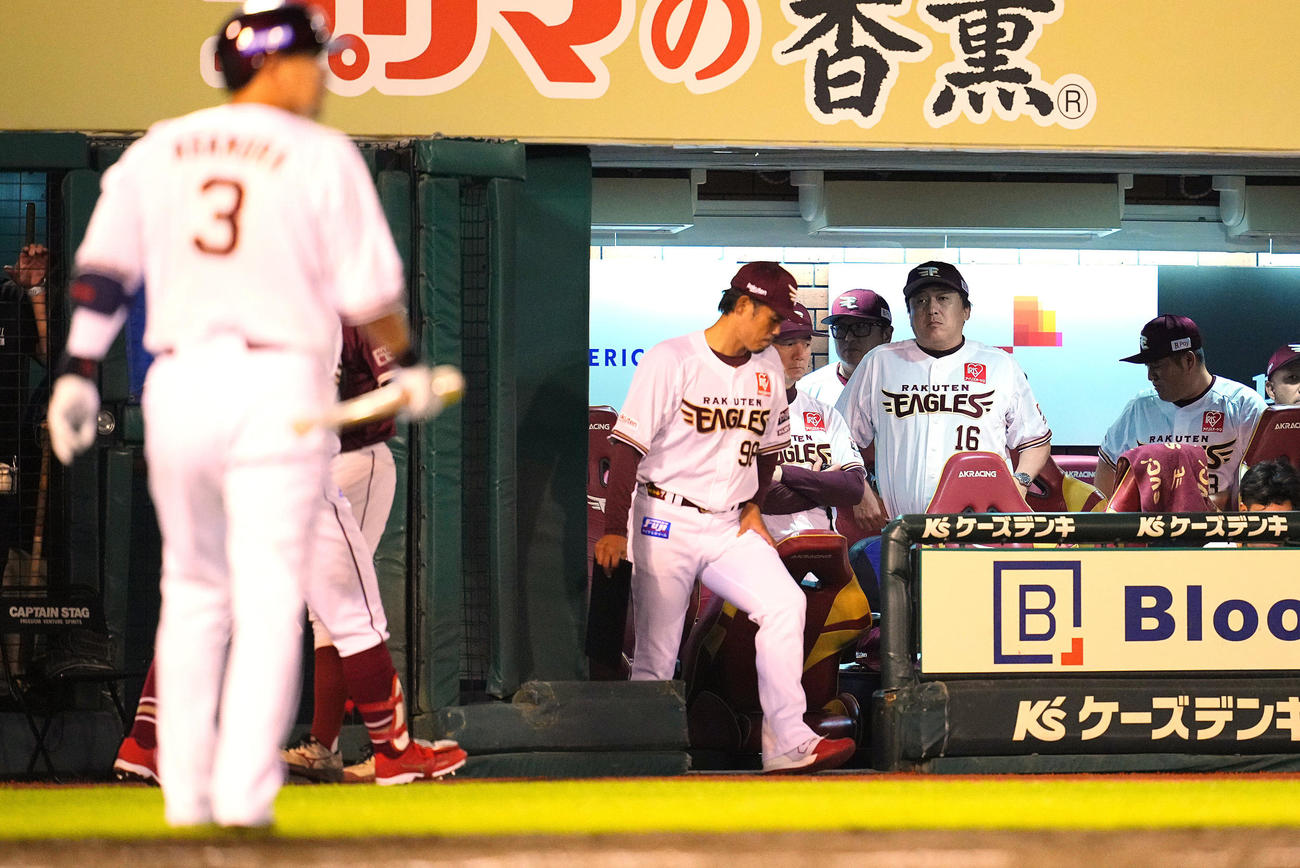楽天対中日　5回裏楽天2死一塁、浅村（3番）が三振に倒れ厳しい表情の石井監督（右から2人目）（撮影・垰建太）