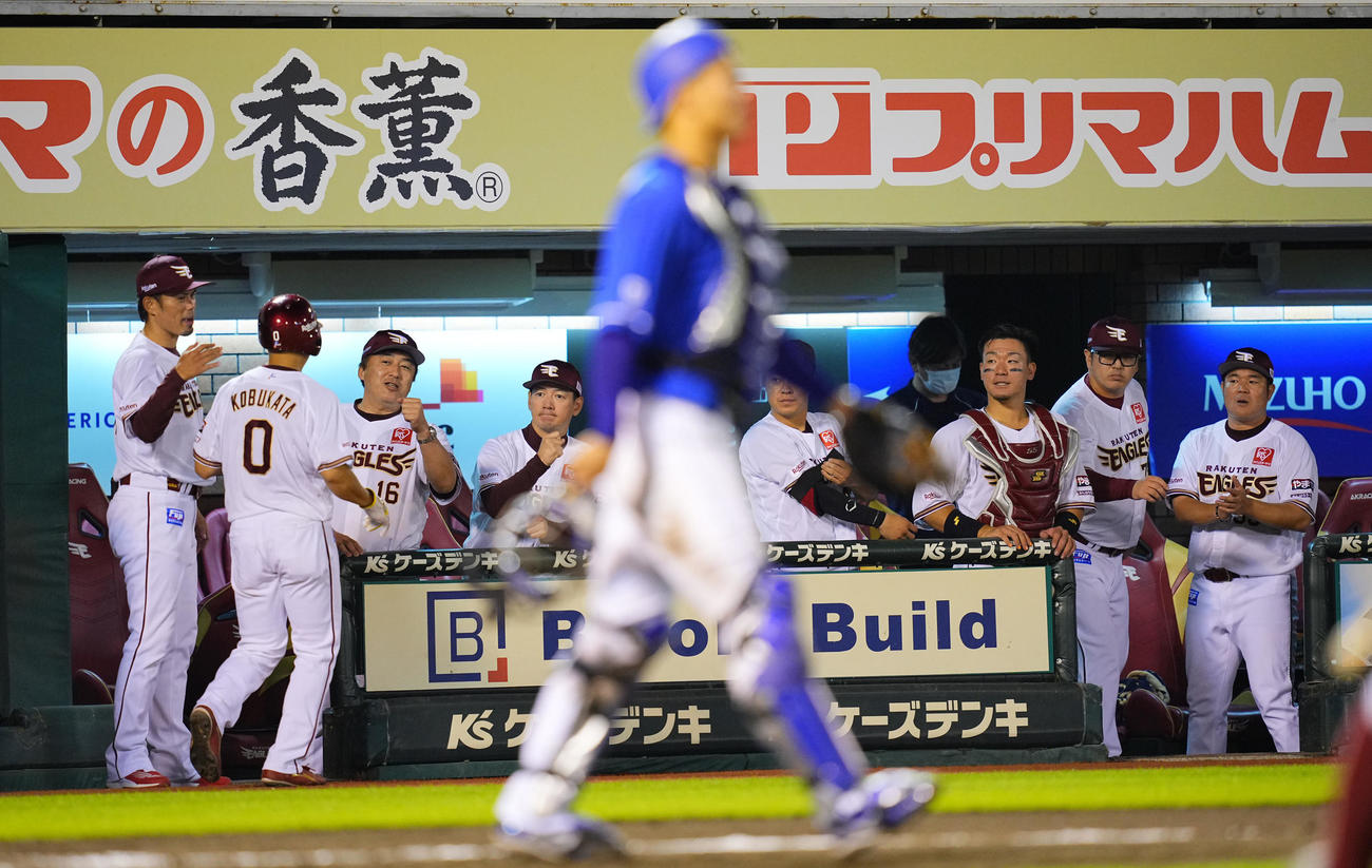 楽天対中日　7回裏楽天1死一、三塁、浅村の遊ゴロの間に生還した小深田翔大（0番）を出迎える石井監督（左から3人目）ら（撮影・垰建太）