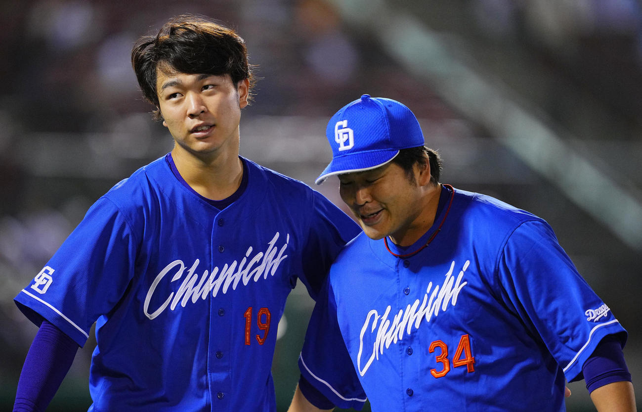 楽天対中日　7回裏楽天1死一、三塁、後続を抑えた福（右）を出迎える高橋宏（撮影・垰建太）