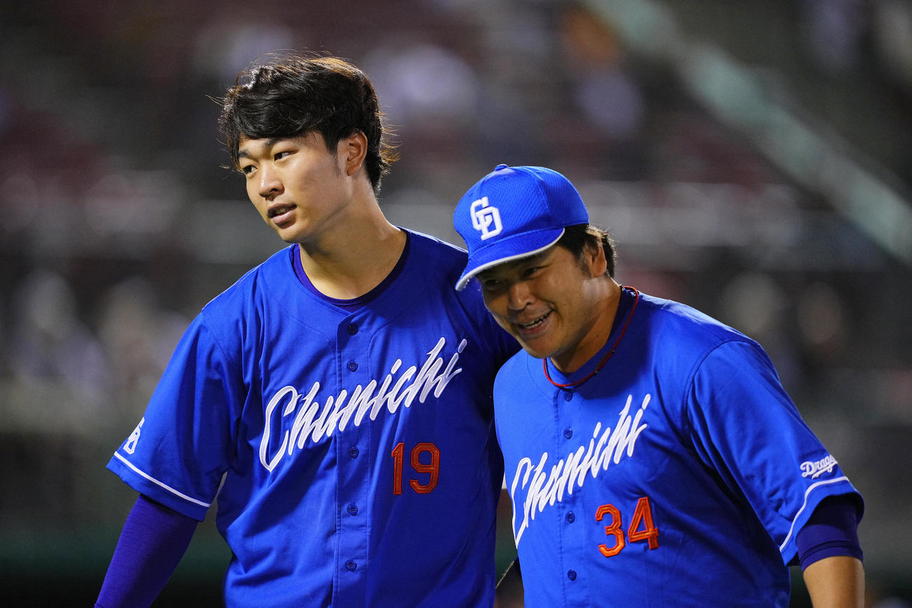 楽天対中日　7回裏楽天1死一、三塁、後続を抑えた福（右）を出迎える高橋宏（撮影・垰建太）