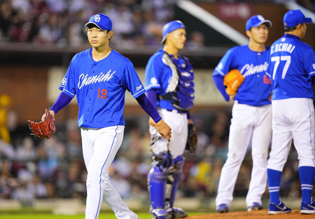 楽天対中日　7回裏楽天1死一、三塁、降板する高橋宏（左）（撮影・垰建太）