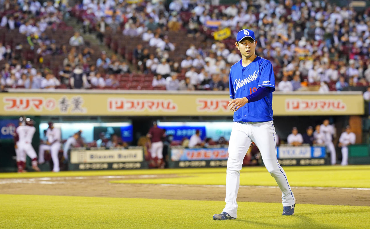 楽天対中日　7回裏楽天1死一、三塁、降板する高橋宏（撮影・垰建太）