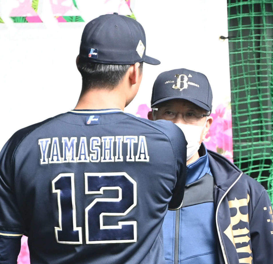 2月、山田久志氏（奥）から指導を受けるオリックス山下