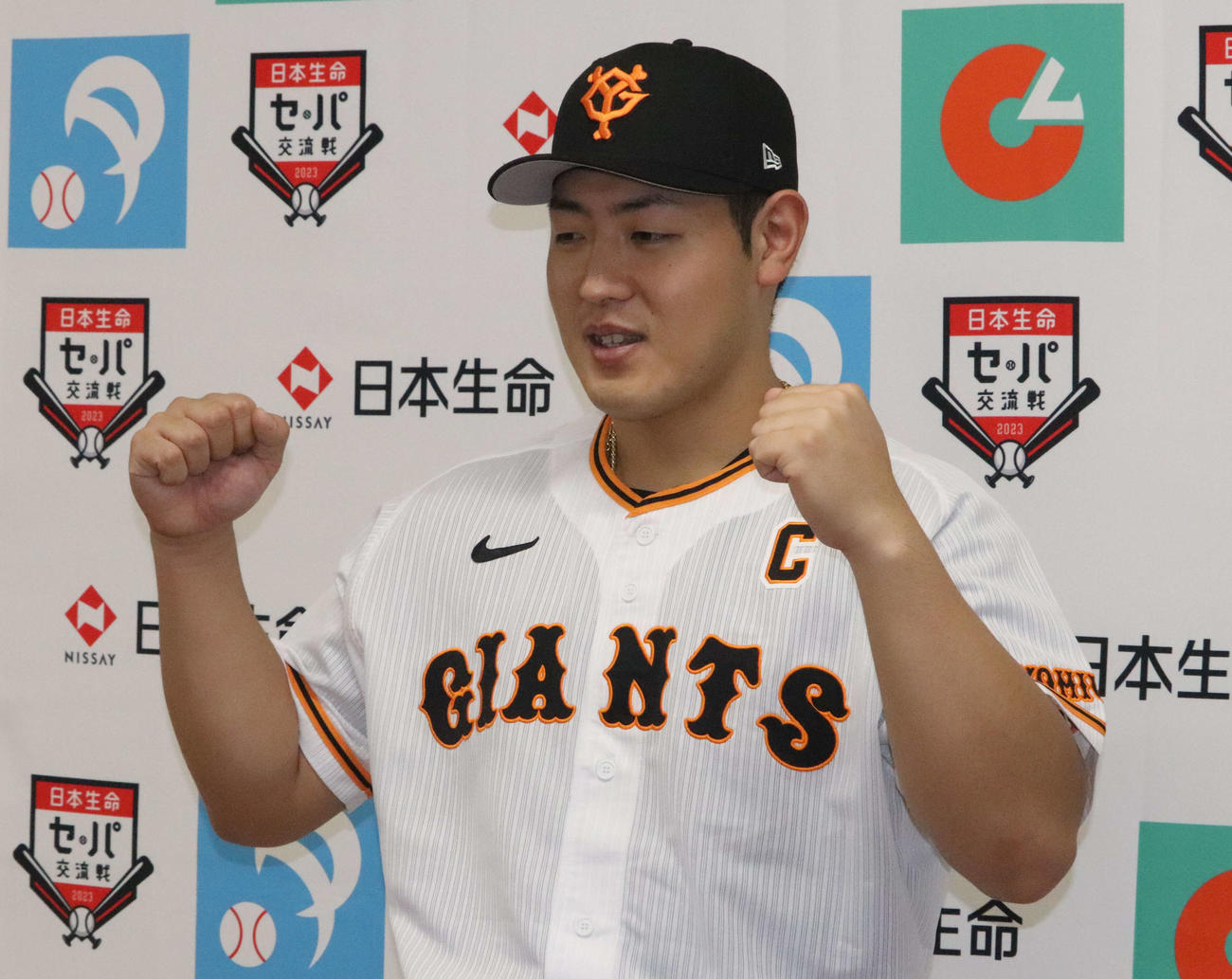 交流戦で「日本生命　最優秀選手賞」を受賞し、ガッツポーズする巨人岡本和（撮影・小早川宗一郎）