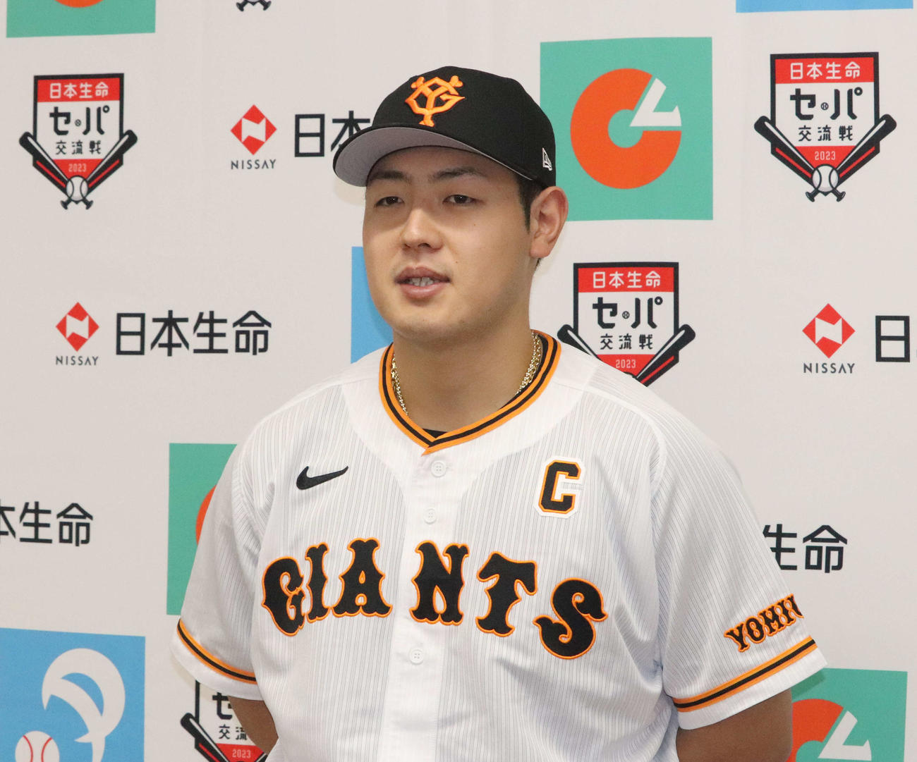 交流戦で「日本生命　最優秀選手賞」を受賞し、会見に出席する巨人岡本和（撮影・小早川宗一郎）