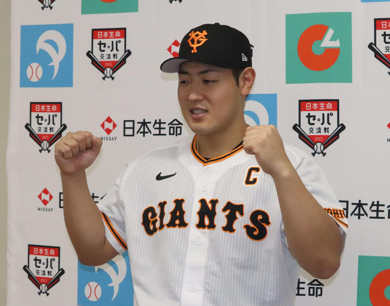 交流戦で「日本生命　最優秀選手賞」を受賞し、ガッツポーズする巨人岡本和（撮影・小早川宗一郎）
