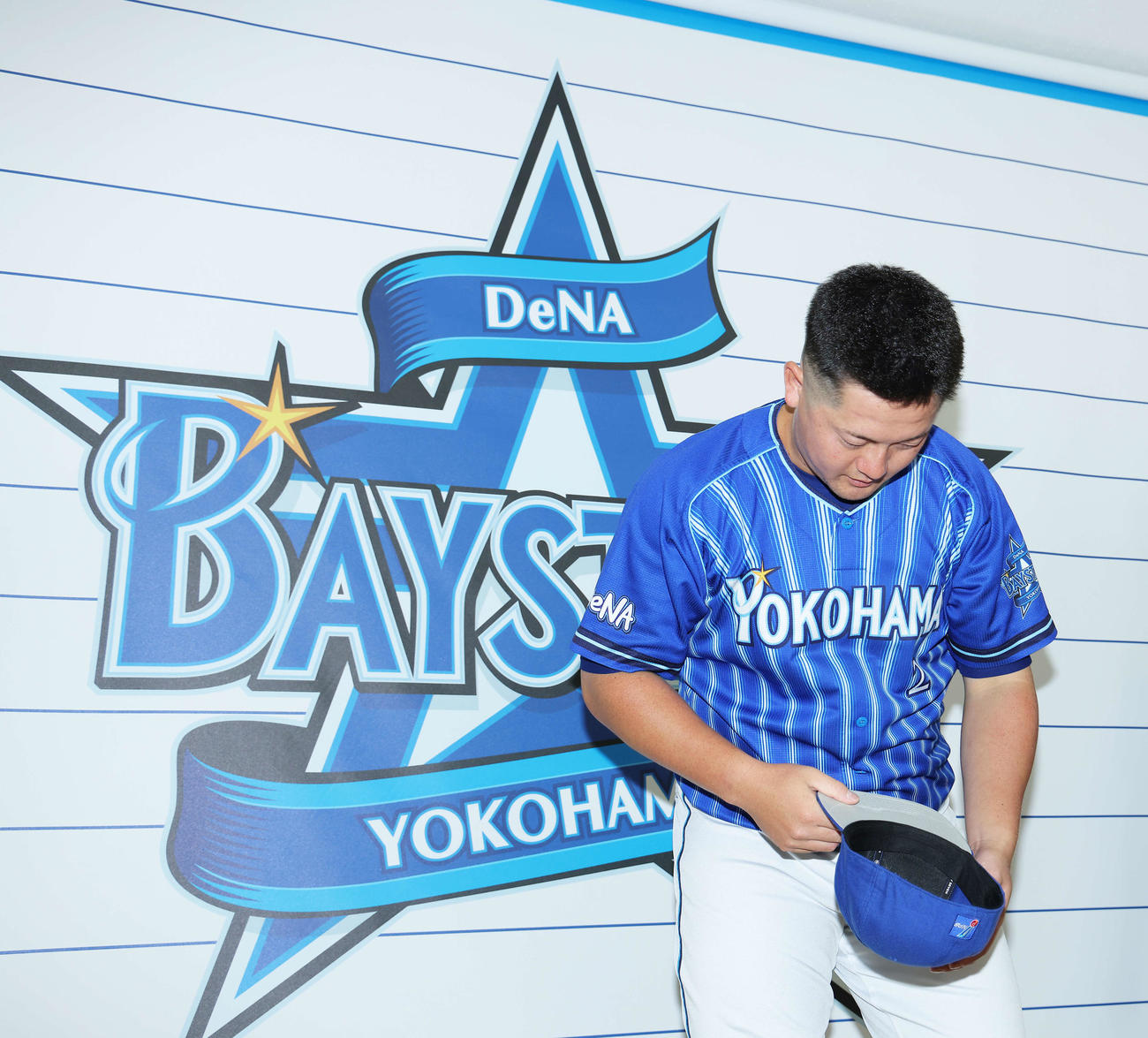 囲み取材を終えるDeNA牧（撮影・河田真司）
