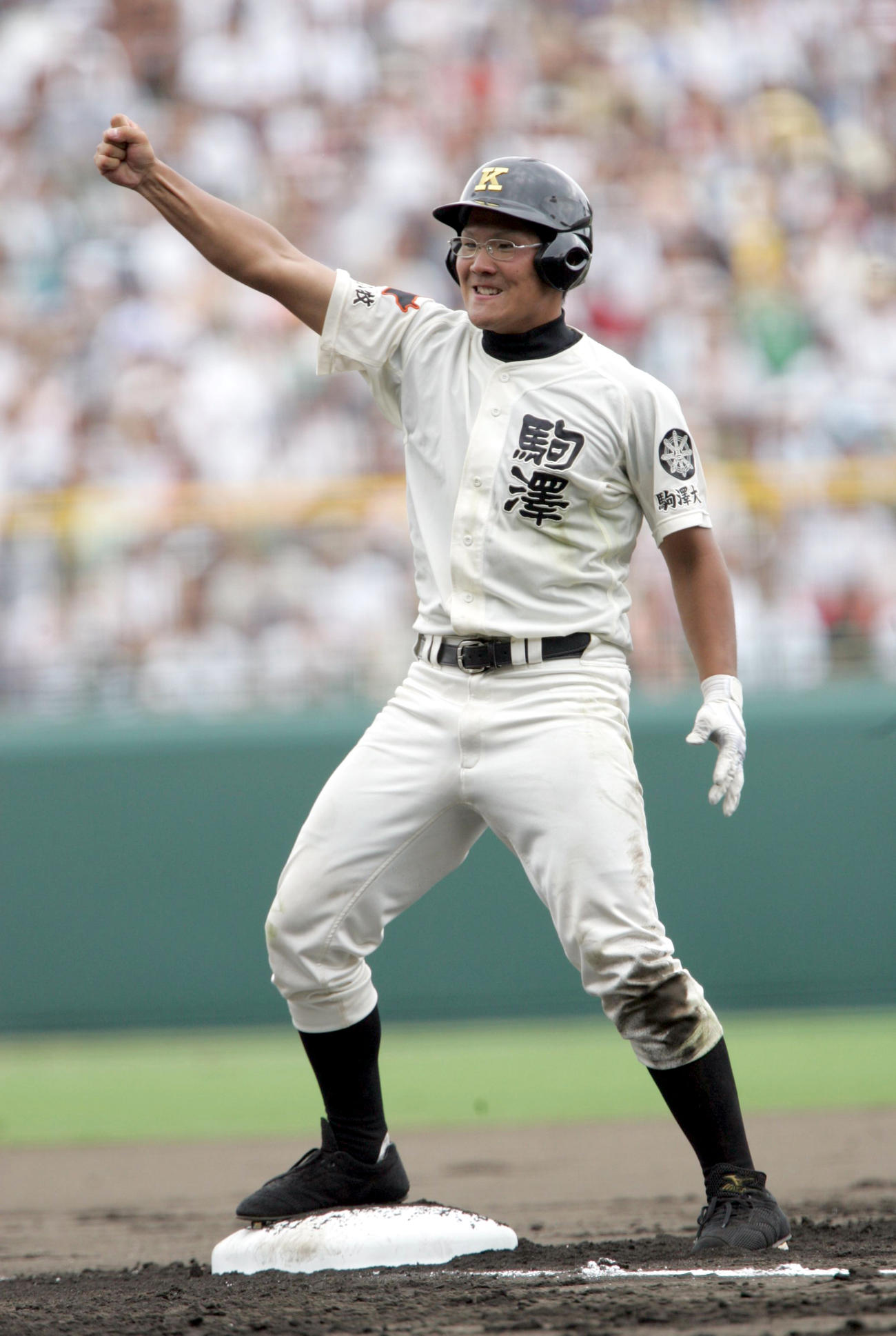 第88回全国高校野球選手権大会　準決勝　駒大苫小牧対智弁和歌山　1回裏駒大苫小牧2死三塁、本間篤史は右越え同点三塁打を放ち塁上でガッツポーズを見せる（2006年8月19日撮影）