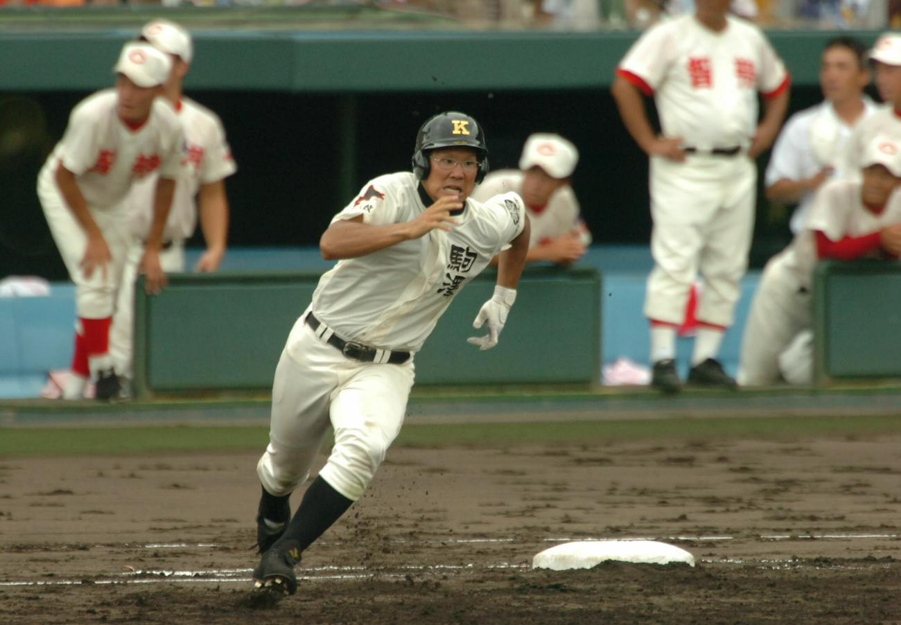 第88回全国高校野球選手権大会・準決勝　駒大苫小牧対智弁和歌山　1回裏（駒大苫小牧）2死三塁、本間篤史は右越え適時三塁打を放ち同点とする（2006年8月19日撮影）