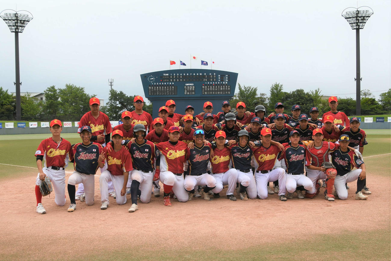 日本と中国第2は試合後に肩を組み合った