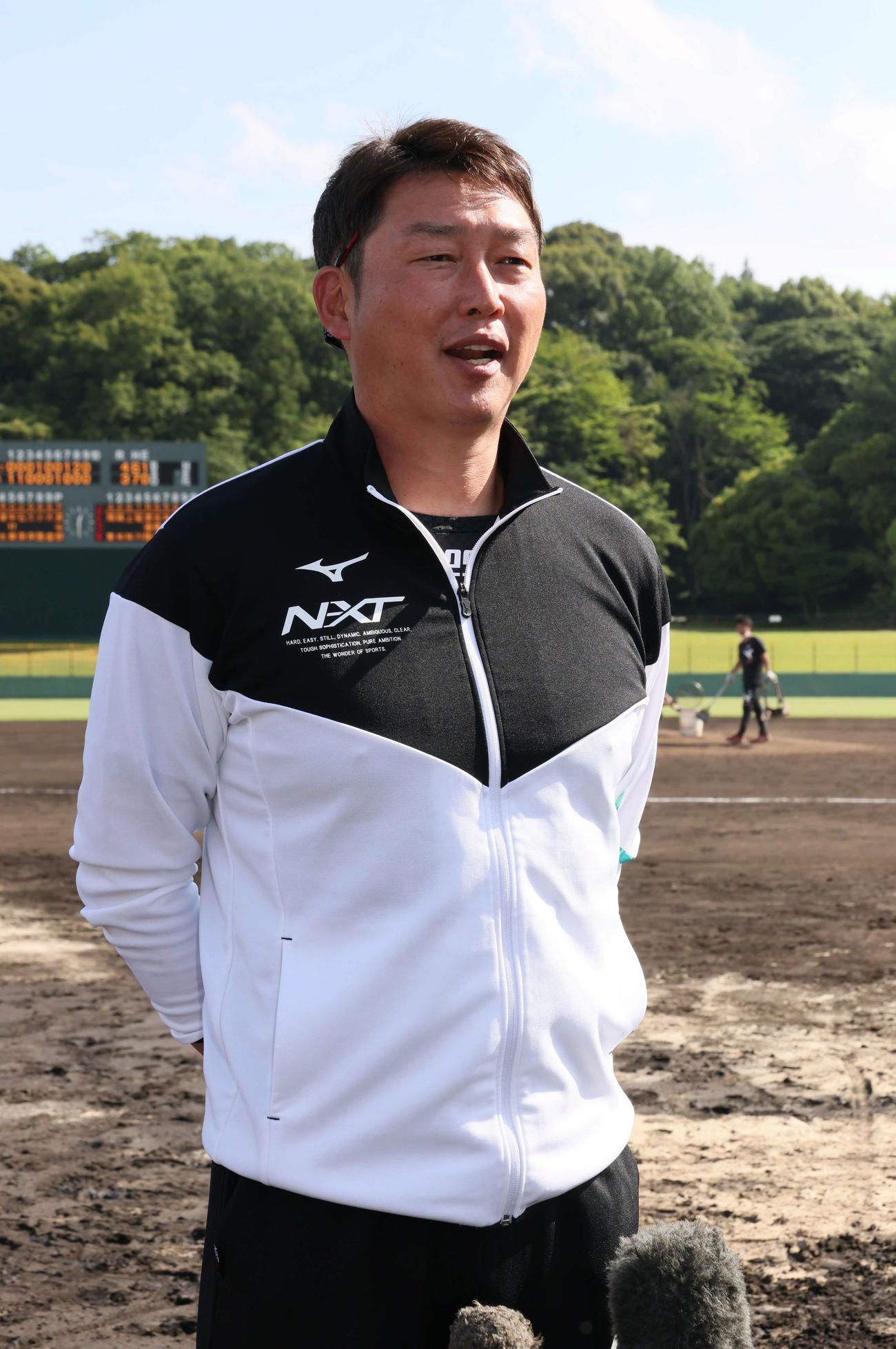 ウエスタン・リーグ広島－ソフトバンク戦を視察後、囲み取材に応じる広島新井監督（撮影・加藤孝規）