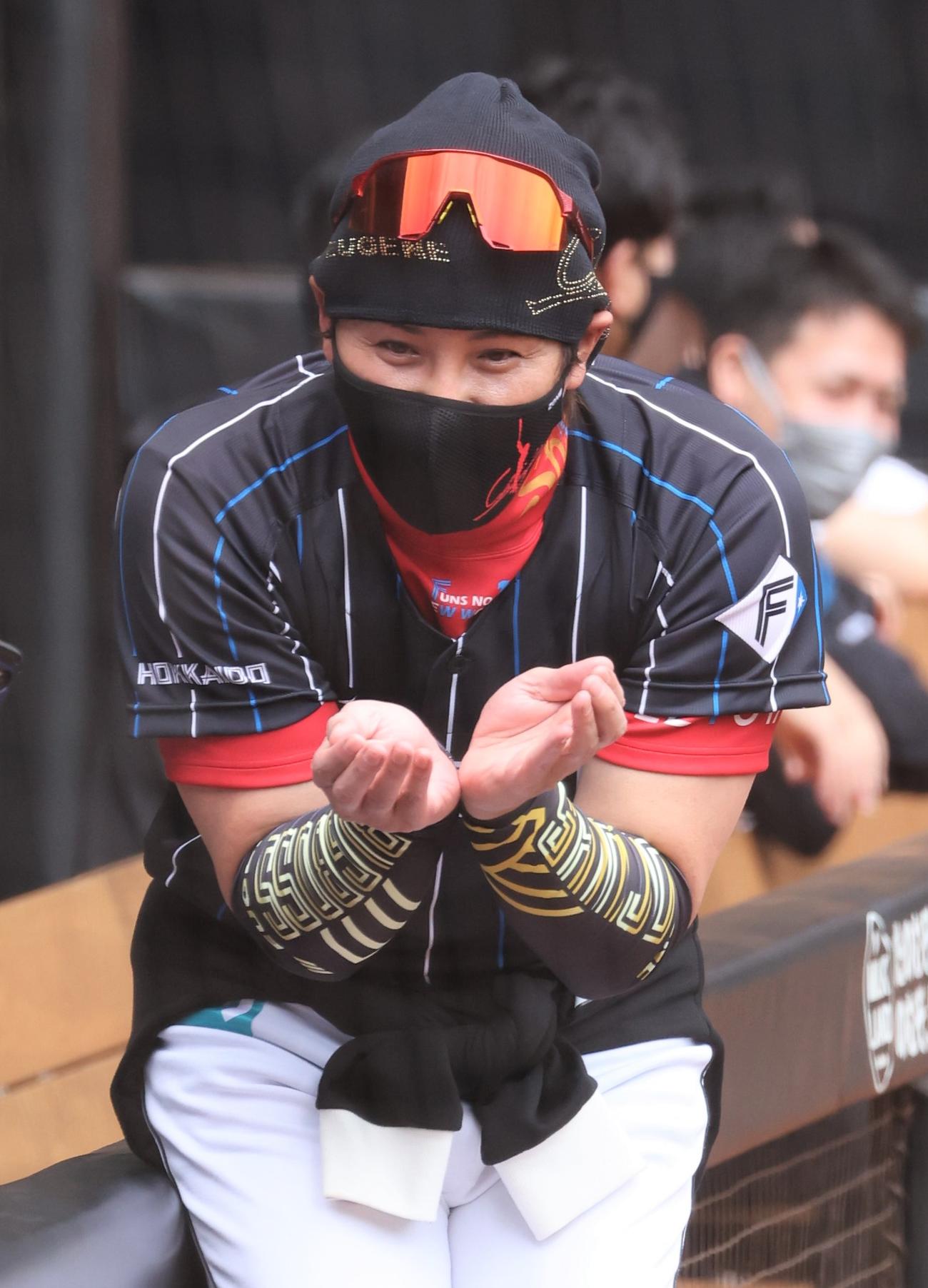 身ぶり手ぶりを交え話しをする日本ハム新庄監督（撮影・黒川智章）