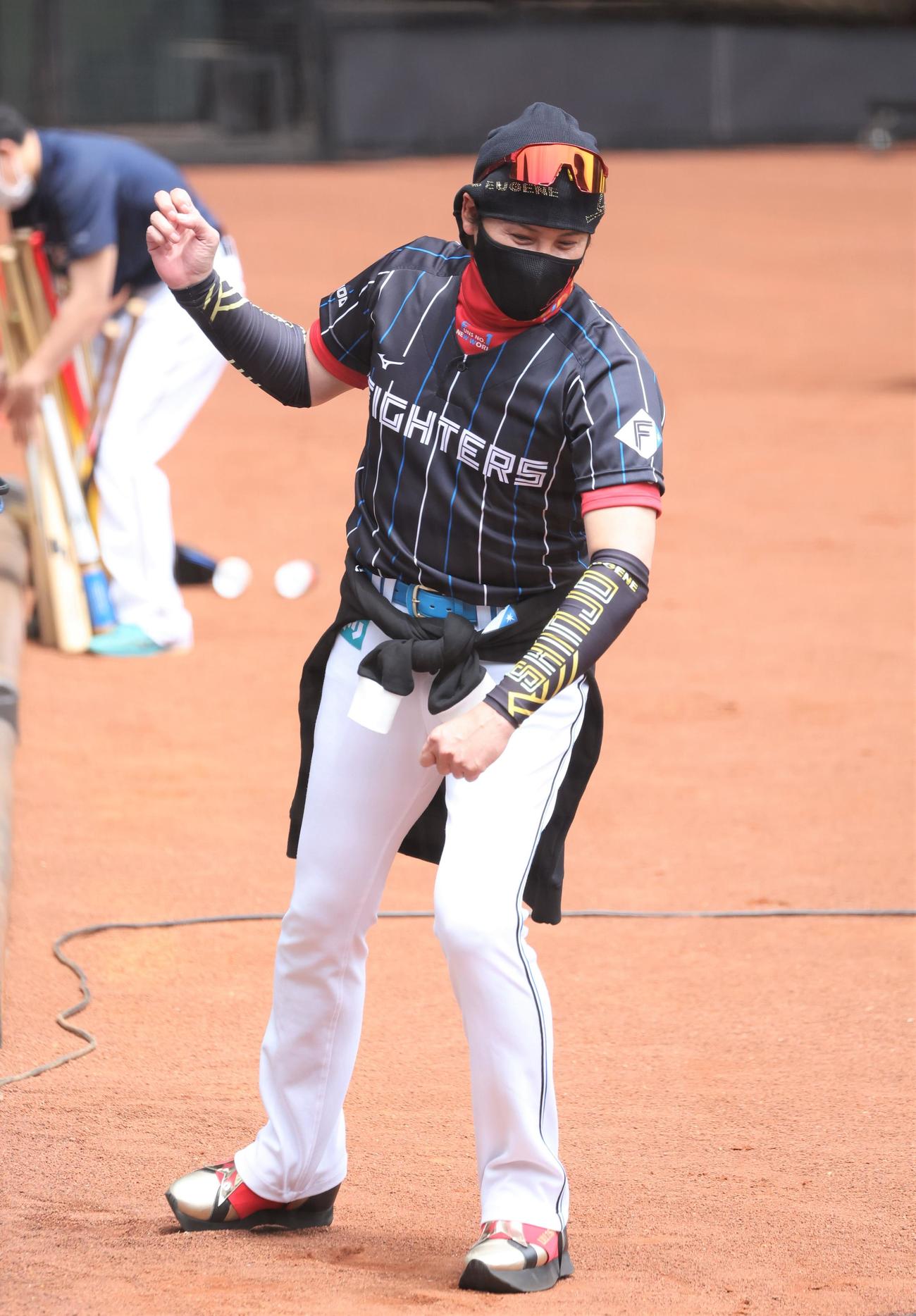 身ぶり手ぶりを交え話しをする新庄監督（撮影・黒川智章）
