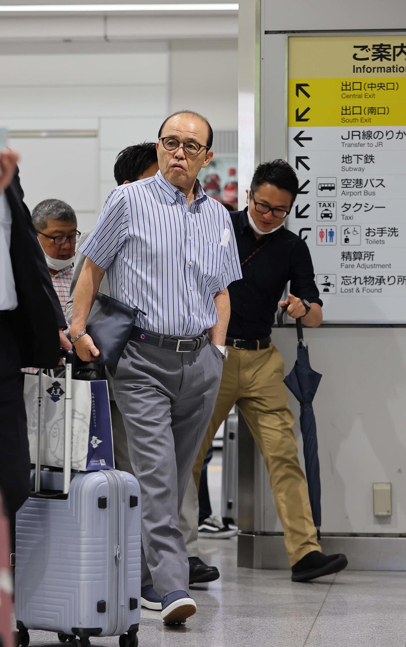 横浜へ向け移動する岡田監督（撮影・上田博志）