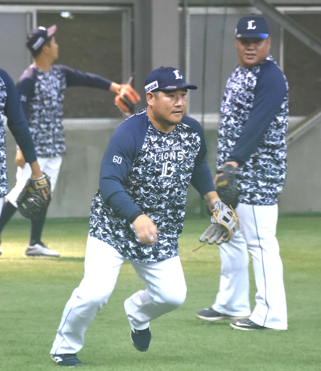 ノックで軽快な動きを見せる西武中村。右は渡部（撮影・鈴木正章）