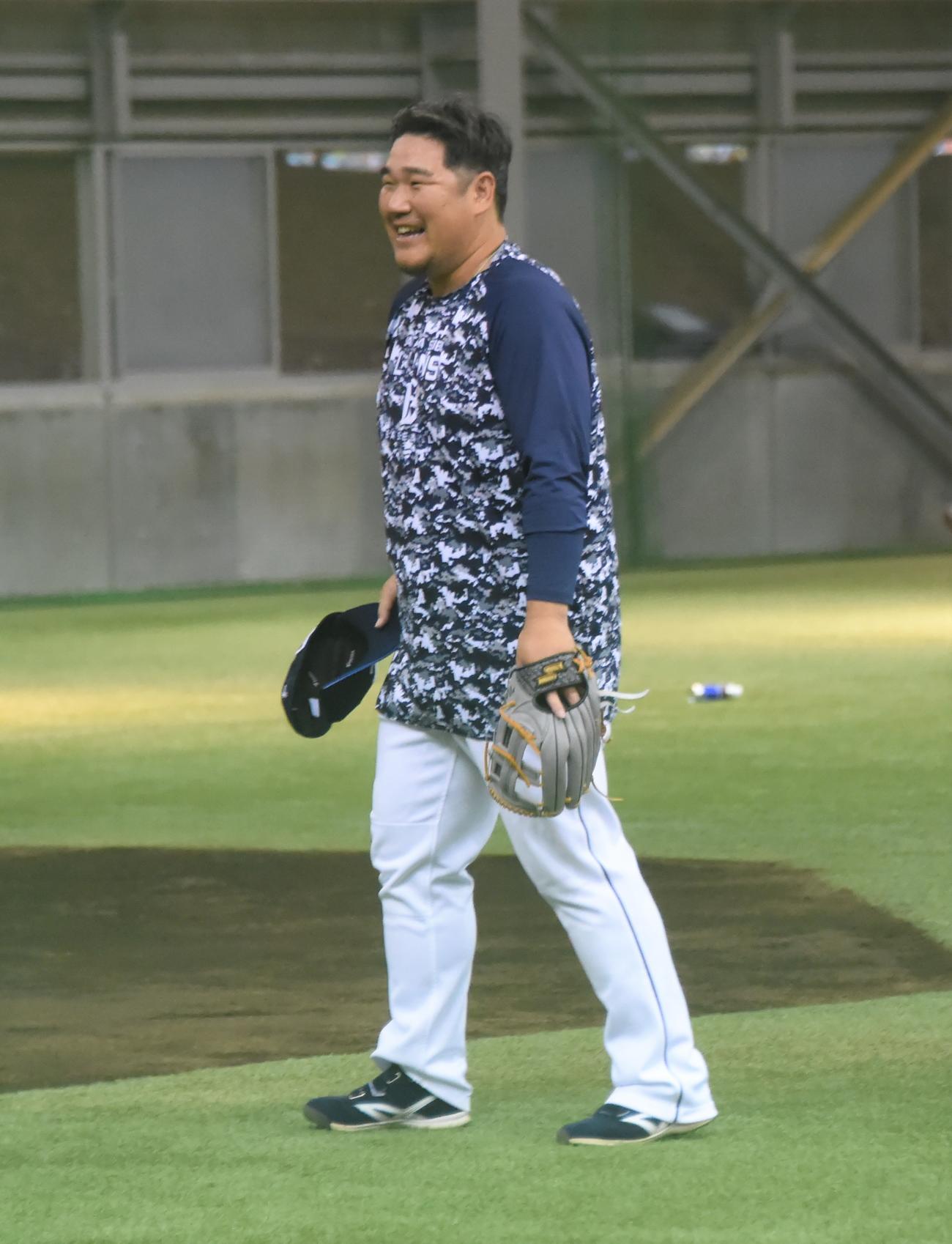 ノックを終え笑顔を見せる西武中村（撮影・鈴木正章）