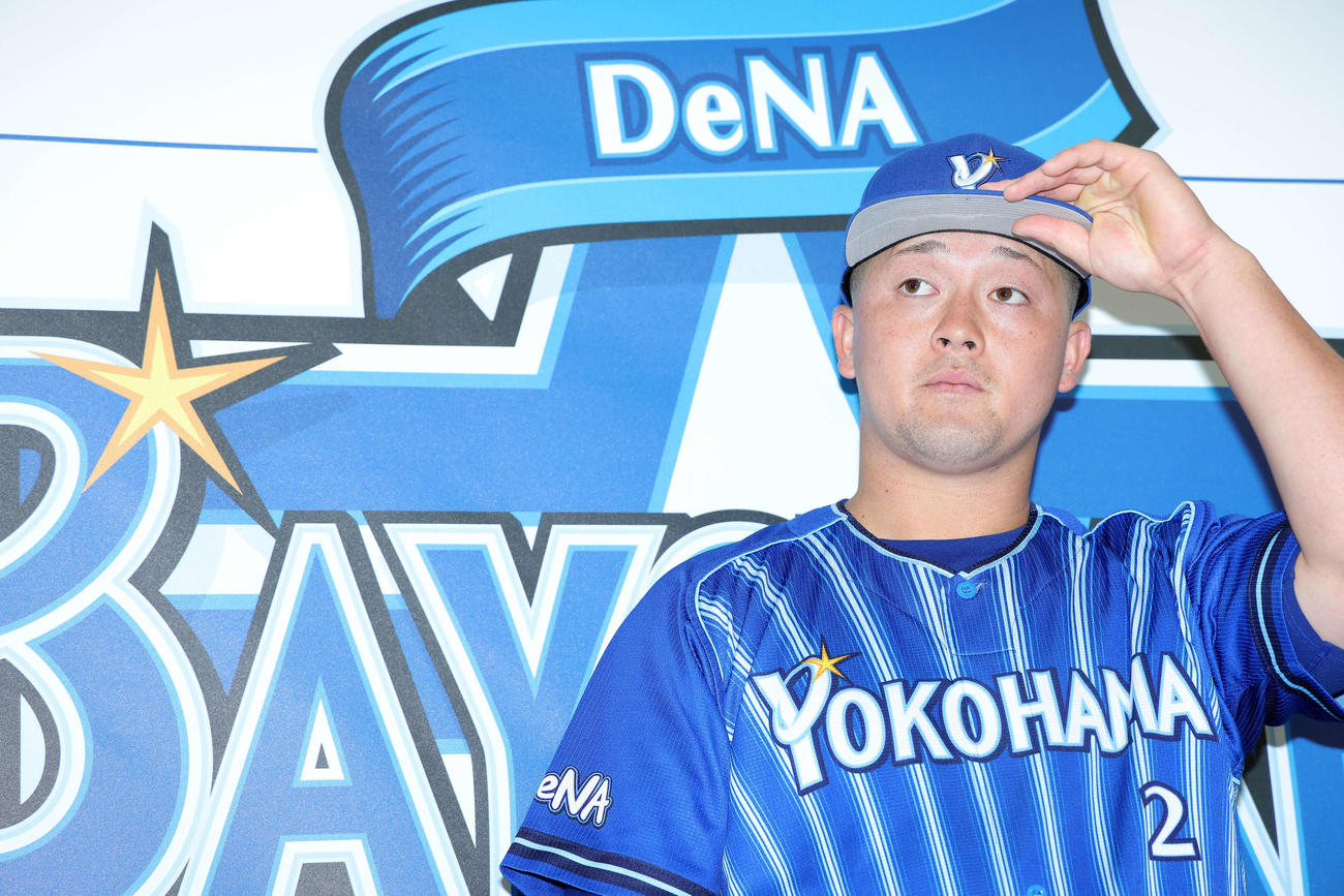 日本生命セ・パ交流戦の優秀選手賞に選出され、記者の質問に答えるDeNA牧（撮影・河田真司）
