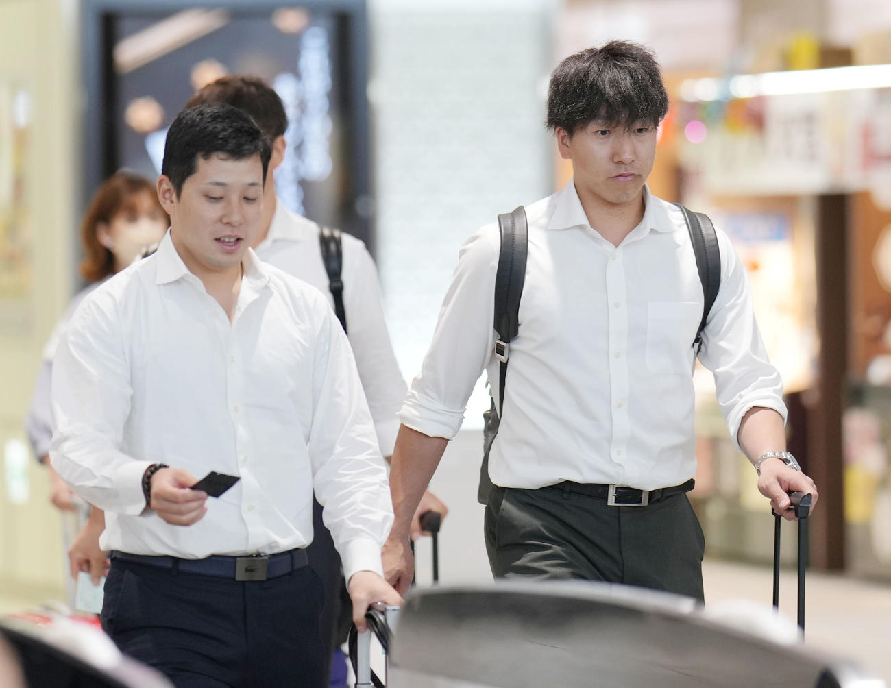 広島駅に到着する大江（左）と大勢（撮影・狩俣裕三）