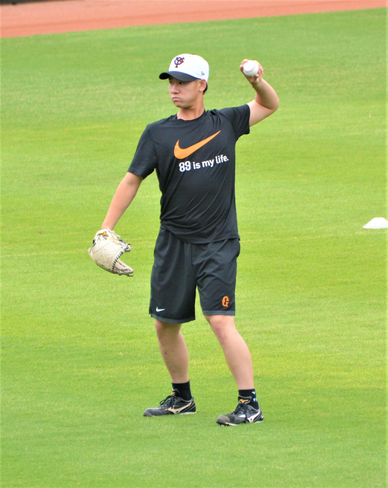 キャッチボールをする巨人井上